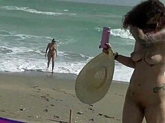 レズビアンエキシビニストのジナリーとニッキー・ブルックスがビーチでキンキーになる