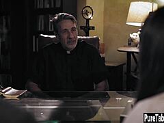Egy idősebb pap ragaszkodik a piszkos szexhez egy dögös, nagy fenekű MILF-hez
