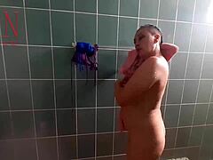 Regina Noir, une femme de ménage nue, prend une douche et se rase le vagin sous le regard