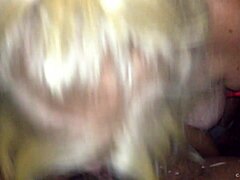 Jenna Jaymes montre son corps blond séduisant en faisant une gorge profonde à une énorme bite noire