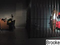 Brooke Brand Banner protagoniza un video porno caliente como policía y reclusa