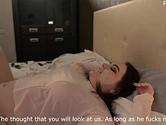 O soţie tânără face o masturbare senzuală şi o muie în timp ce îşi priveşte păsărica umplută
