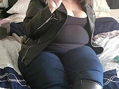 Abby, seorang wanita gemuk amatir yang cantik, memamerkan fetish merokoknya dengan pakaian kulit
