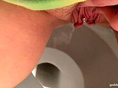 Bambina amatoriale scoreggia e fa pipì sul bagno in un video feticista