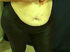 A nagy természetes mellekkel rendelkező kövér MILF rózsaszín mikro bikiniben táncol és maszturbál, mielőtt lotionot használna