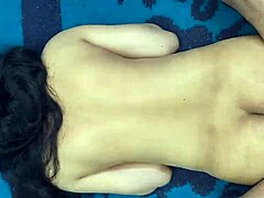 भारतीय MILF पत्नी को उसके गधे में एक बड़े लंड के साथ एक कट्टर चुदाई का आनंद मिलता है