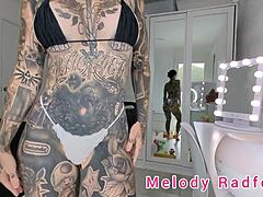 HD-video av transskönhet Melody Radford som provar en mikro-bikini och spetssträng