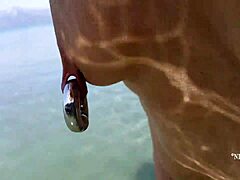 Аматьорско домашно видео на гореща и секси майка с екстремни пиърсинги и пръстени за смяна на путка на плажа