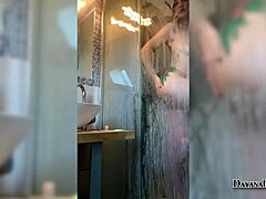 Vídeo casero de masturbación de una chica con un gran culo en la ducha
