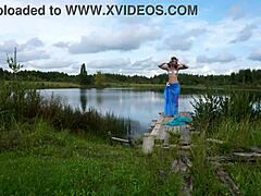 झील पर बिकिनी में नृत्य करने वाली महिला