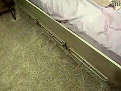 Stedfar knuller den asiatiske steddatteren i sengen