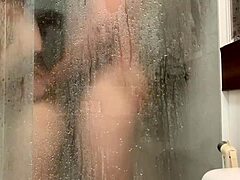 Amatőr pár forró anális szexre és maszturbációra lel a fürdőben