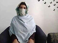一个穿着头巾的阿拉伯少女在丈夫不在的时候自娱自乐,射精