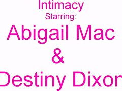 Abigail Mac, uma loira peituda, é lambida pela lésbica Destiny Dixon