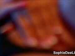 丰满的熟女索菲·迪 (Sophie Dee) 着她的湿阴道
