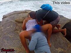 प्रेमिका और क्रूज़ दा गैलेरा समुद्र तट की चट्टानों पर गंदे हो जाते हैं
