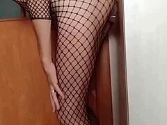 MILF amadora de meias faz sexo anal na parede