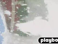 Ação lésbica dura com um grupo de mulheres selvagens na neve
