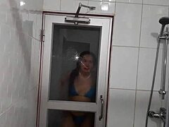 Une milf sensuelle montre ses pieds mouillés pendant qu'elle reçoit une double pénétration dans le sauna