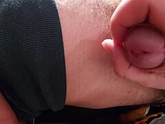 Bile păroase și penis într-un videoclip amator de prim-plan