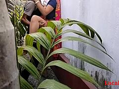 Dojrzała hinduska żona w saree uprawia seks na świeżym powietrzu w ogrodzie domu
