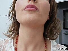 एक वर्जित अश्लील वीडियो में क्रिसी लिन की पापी सौतेली माँ की भूमिका