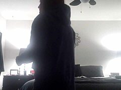 Un couple amateur explore des jouets sexuels dans une vidéo maison