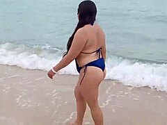 แม่ของ Hotwife บนชายหาดพบ Safado สําหรับการเผชิญหน้าทางเพศเถื่อนที่มีนมใน