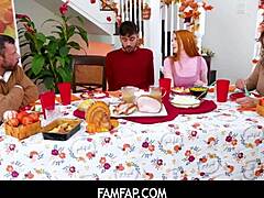赤毛の義理の妹のアリエッタ・アダムスとチェリー・フェーは,感謝祭の昼食後に禁忌のセックスを楽しんでいます