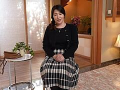 Evli bir kadın olan Mina Matsuokas ilk kez göğüslere ve içe girer