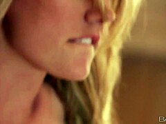 उच्च परिभाषा अश्लील वीडियो में ब्रेट रॉसी के प्राकृतिक स्तन उछलते हैं