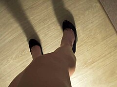 Lihaksikas amatööri-milfi kiusoittelee pitkiä jalkojaan ja jalkafetissinsä avulla