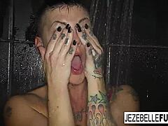 Jezebelle Bond'un büyük göğüsleri duşta ıslanırken zıplar