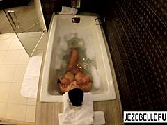 क्यूबा की हॉटी जेज़बेल बॉन्ड ने खुद को एक कामुक स्नान में लिप्त होने का वीडियो बनाया