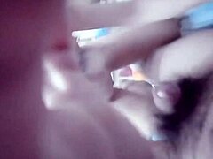 एक बस्टी श्यामला की विशेषता वाला पोर्न वीडियो जिसमें उसकी गुदा खिंचाव हो रही है