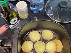 सेक्सी कोयोट कोजी कुक आपको एक ट्विस्ट के साथ मिठाई आलू पकवान बनाने का तरीका सिखाता है।
