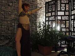 Cea mai fierbinte cosplay babe își arată abilitățile într-un videoclip făcut acasă
