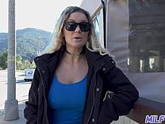 Dögös milf bártender Kenzie Taylor tejjel keveri a faszt és kap egy cumshot-ot