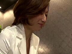 HD में खूबसूरत जापानी MILF के साथ पूर्ण लंबाई की फिल्म