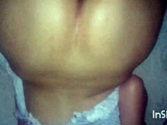 एक परिपक्व MILF डॉगी स्टाइल में आपकी खुशी का इंतजार कर रही है।