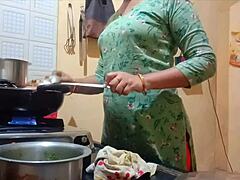 业余印度妻子在厨房里被地操