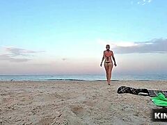 Blondine krijgt een gouden douche op het strand van een man die haar bespiedt
