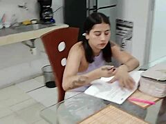 भारतीय MILF और टीन लड़कियों का संग्रह जो अपनी चूत को चोदते हैं।
