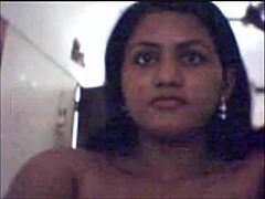Saksikan seorang MILF India yang berlekuk melepaskan pakaiannya dan memuaskan dirinya di depan kamera - Mylfcams terpanas