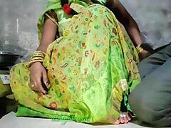 Titta på en mogen indisk kvinna ge en fantastisk avsugning på hindi